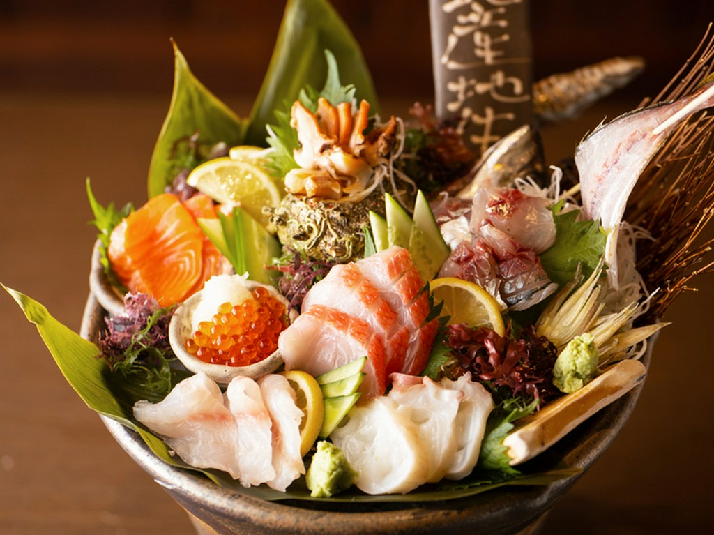 見た目の豪快なインパクトも抜群!佐渡島や寺泊港直送の新鮮な魚介にひと手間加えた『鮮極刺身5点盛り』