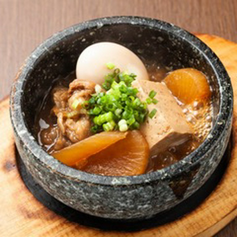 南魚沼桜井牧場から直送。“魚沼ワイン牛”の牛すじを使った熱々の『石焼!牛すじ煮込み豆腐』