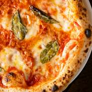 イタリア産のトマトソースとチーズ、地場産のバジルをのせたピザ生地を500度の高温のピザ窯で焼く、一番人気のピザ。外はカリッと中はモチっとした食感に、トマトの酸味とチーズのコクがたまりません。
