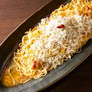 釜揚げしらすと桜えびがたっぷりとのったペペロンチーノ。独自の配合でつくったパスタ麺は米粉を入れることによって、弾力がある独特の食感がたまりません。パスタソースは多めで麺と絡めてしっかりと味わえます。