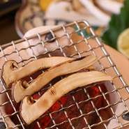 春には「筍」夏には「天然の鰻」秋には「松茸」冬には「蟹」など、その時に最も旬を迎える食材を仕入れています。食材の状態に合わせて料理も異なり、何が食べられるかわからないドキドキ感も愉しめます。