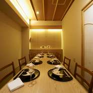 落ち着いた雰囲気がただよう店内。こだわりの料理と上質な空間で、ハレの日にも寄り添ってくれます。そのほか、お食い初めや法事などにも対応可能。家族にとって大切な日のワンシーンとして利用できます。