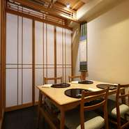 お店全体で21席完備している【みやかみ】。少人数からでも利用できる半個室と、扉付きの完全個室を用意しています。ほかのゲストを気にする事なくゆったり食事を堪能できそうです。