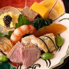 春夏秋冬の旬食材が凝縮された、豪華な『季節の八寸』