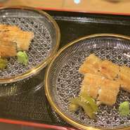 産地を固定することなく、肉厚で脂のりのいい大振りなものを厳選。蒸さずに焼き上げており、「皮はパリッ、身はふっくらしっとり」の食感に。「白焼き」などでいただけます。