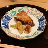 ゲスト一人ひとりを大切に、それぞれに合わせて料理を提供。リピーターの方なら前回と同じ味にしないようにするなど、いつ訪れても新しい味わいを愉しめるとともに、“一期一会の一皿”と出合わせてくれます。