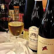 ワインの生産地に訪問し、その土地の生産者の元へと赴いているシェフとマダム。フランスのブルゴーニュ、シャンパーニュ、シャブリ、ボージョレなどのドメーヌを訪問し、生産者との交流を深めてきました。