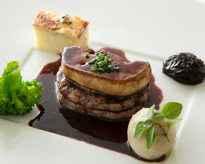 肉汁を閉じ込めた牛フィレにソースをたっぷり絡めて『牛フィレ肉のグリル　赤ワインソース　ロッシーニ風』