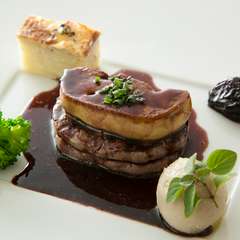 肉汁を閉じ込めた牛フィレにソースをたっぷり絡めて『牛フィレ肉のグリル　赤ワインソース　ロッシーニ風』
