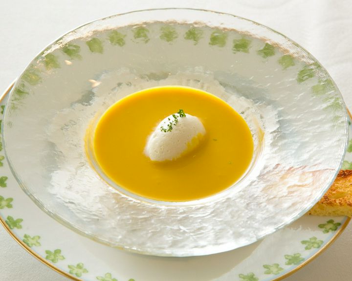 仕込みから完成までシェフがひとりで料理を完結させていく、コース料理の要となる一品『季節のポタージュ』