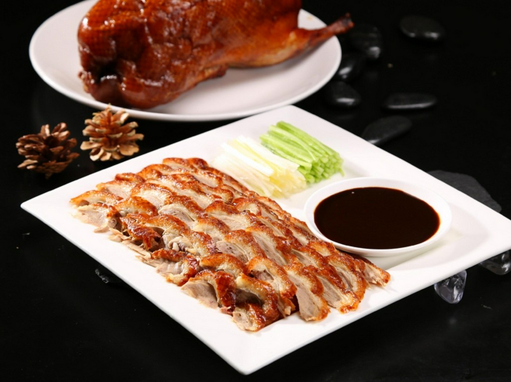 中国の高級食材を食す。あめ色に焼き上がった『北京ダック』一匹