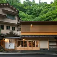 四季折々、さまざまな顔を見せてくれる豊かな自然の中に佇む歴史ある老舗料亭。貴船神社の正面という好立地にあり、無料送迎バスも運行されています。