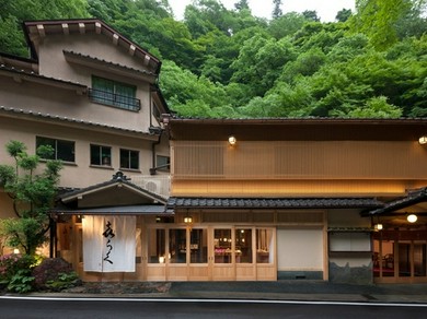 貴船神社正面。緑豊かな自然に囲まれた、京の奥座敷