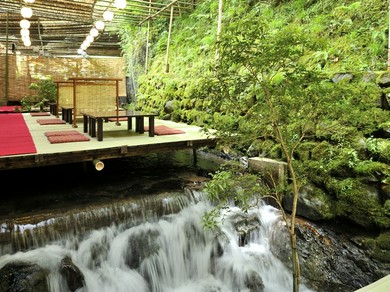 日常を忘れてゆったりと過ごせる、風流な川床