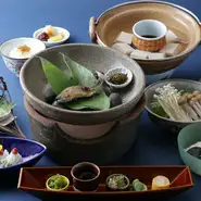 人気の湯豆腐には、下鴨にある「南出豆腐」の絹ごし豆腐が使われています。とても柔らかく、大豆の味を堪能できるのが人気の秘密。川魚の塩焼きや、お造りなどいろいろなメニューが付いています。