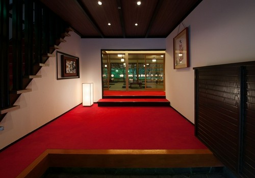 老舗の風格漂う、赤が印象的な玄関