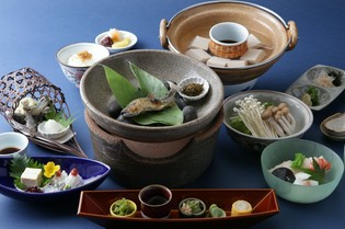 山菜、鮎、猪など、地元京都産の季節の食材がメイン