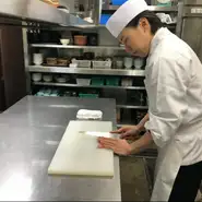 「料理はもちろん、サービス、空気に至るまで、【喜らく】を楽しみにしてきてくれた人の期待に応えるように努めています」と語る九谷氏。伝統の暖簾を守りつつ、若い感性を活かした料理でもてなしてくれます。