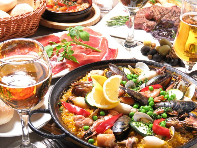 パエリアやハモンなどスペインの味が詰まった『ヒトサラコース』