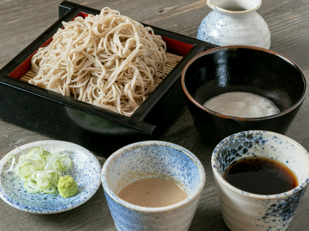 つゆの違いを食べ比べて楽しめる『三種つゆのせいろ蕎麦』