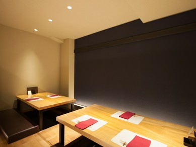 バリエーション豊富な料理を囲んで盛り上がる歓送迎会