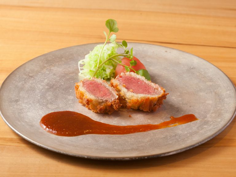 『お造』や『焼物』などで“魚”のおいしさを存分に堪能した後は…赤ワインとも響き合う肉料理の『主菜』