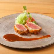 写真に映る『ビーフカツ』のほか、『鴨料理』、『牛タン』、『ステーキ』など、主菜も月ごとにおいしく変化。フランス産の赤ワインのほか、日本酒も含め、肉料理に合う種類豊富なお酒が用意されています。