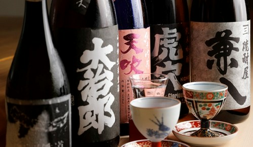 日本全国の蔵元より厳選して取り揃えた日本酒は常時10種類以上