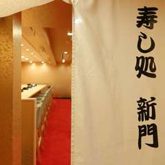 カウンターのみ10席がしつらえられた非日常の隠れ家空間