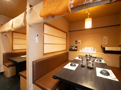 接待や会食、家族の集まりなど多彩なシーンに向くお席をご用意。