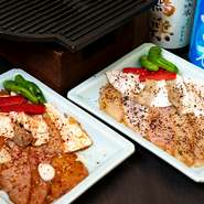 新たなふぐの食べ方として注目されている「焼きふぐ」。韓国風ニンニクピリ辛醤油ダレで食べるパンチの効いた「赤」、塩昆布とレモンでさっぱりといただく「黒」の2種類があります。