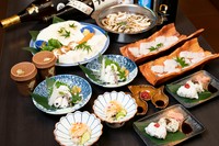 はもの南蛮漬け、はものだし巻きorはも握り寿司、はもの天ぷら、はもスープ、はもしゃぶなど計7品。＋600円ではもの土鍋ご飯も。はもの中骨からとっただしで花のように咲くはもしゃぶは絶品です。
