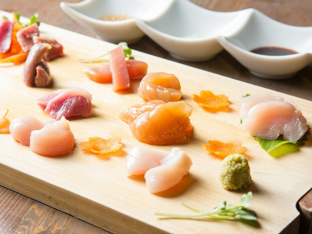 低温調理でしっとりと仕上げた『無玄地鶏　前菜盛り合わせ』はシンプルながらも奥深い味わい