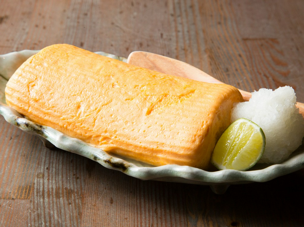 植物性の飼料で育った鶏から生まれた卵の味わいとふわふわ食感が楽しめる『オレンジエッグのだし巻き』