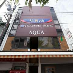 飲食店が集うビルの2階にたたずむカフェ【green　flag】