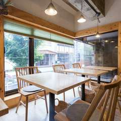無垢材が印象的なオシャレな店内で、ゆったりくつろぐひと時