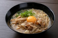 濃すぎず薄すぎず、美味しい徳島ラーメンを提供致しております。
小630円　大1040円　もやし増量＋50円　肉増量+200円　生卵+30円