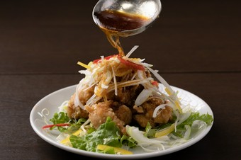 ジューシーな地元産阿波どりの旨みがほとばしる『特製　油淋鶏』