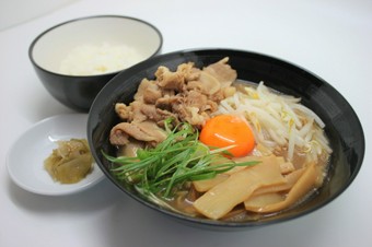 あっさりしていながらも、しっかりとしたコクが自慢の『ラーメンライスセット』