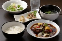 メインは黒酢酢豚・海老チリソース・油淋鶏からお選び下さい。