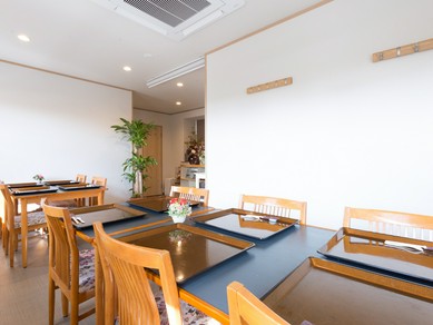 温かみのあるアットホームな店内でくつろぐ