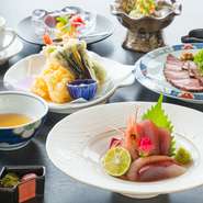 お造り、天ぷら、肉料理（写真はローストビーフ）、海のものと山のものの和えものなどの小鉢など基本に忠実な会席コース。