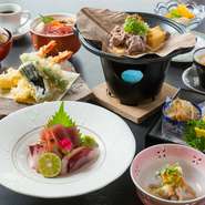 こちらは宴会向けのコース。お造りや小鉢のほかに、朴葉味噌が香ばしい『朴葉焼き』（元は飛騨高山の郷土料理）を加え、締めはご飯ではなくちらし寿司に。お酒の席の食事として趣向を凝らしています。