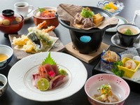 こちらは宴会向けのコース。お造りや小鉢のほかに、朴葉味噌が香ばしい『朴葉焼き』（元は飛騨高山の郷土料理）を加え、締めはご飯ではなくちらし寿司に。お酒の席の食事として趣向を凝らしています。