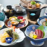 冠婚葬祭の宴席の予約を多く受ける店なので、老若男女のゲストが楽しめるメニューの会席コースを用意。なかでも、地元徳島名産の鳴門金時を蜜煮にした炊き合わせは、その旬の時季なら見逃せない一品です。