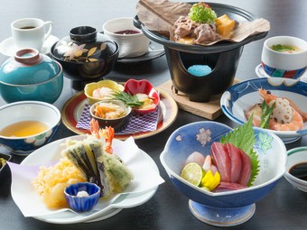 地元の新鮮な魚や野菜を使用。食事として満足度の高い法事用の会席コース『蓮』