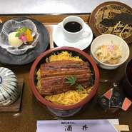 うなぎ丼（1/2匹と錦糸卵）
茶碗蒸し、小鉢、香の物、お吸物、デザート、珈琲

選りすぐりの国産うなぎをご用意しております。