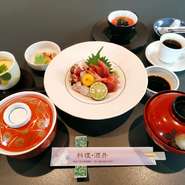 お刺身おまかせ盛合せ、小鉢、茶碗蒸し、ごはん、香の物、お吸い物

食後のデザートと珈琲セットはプラス３００円(税込）

