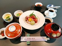 お刺身おまかせ盛合せ、小鉢、茶碗蒸し、ごはん、香の物、お吸い物

食後のデザートと珈琲セットはプラス３００円(税込）

