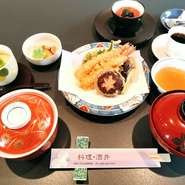 海老と季節野菜の天ぷら盛合せ、小鉢、茶碗蒸し、ごはん、香の物、お吸い物

食後のデザートと珈琲セットはプラス３００円(税込）